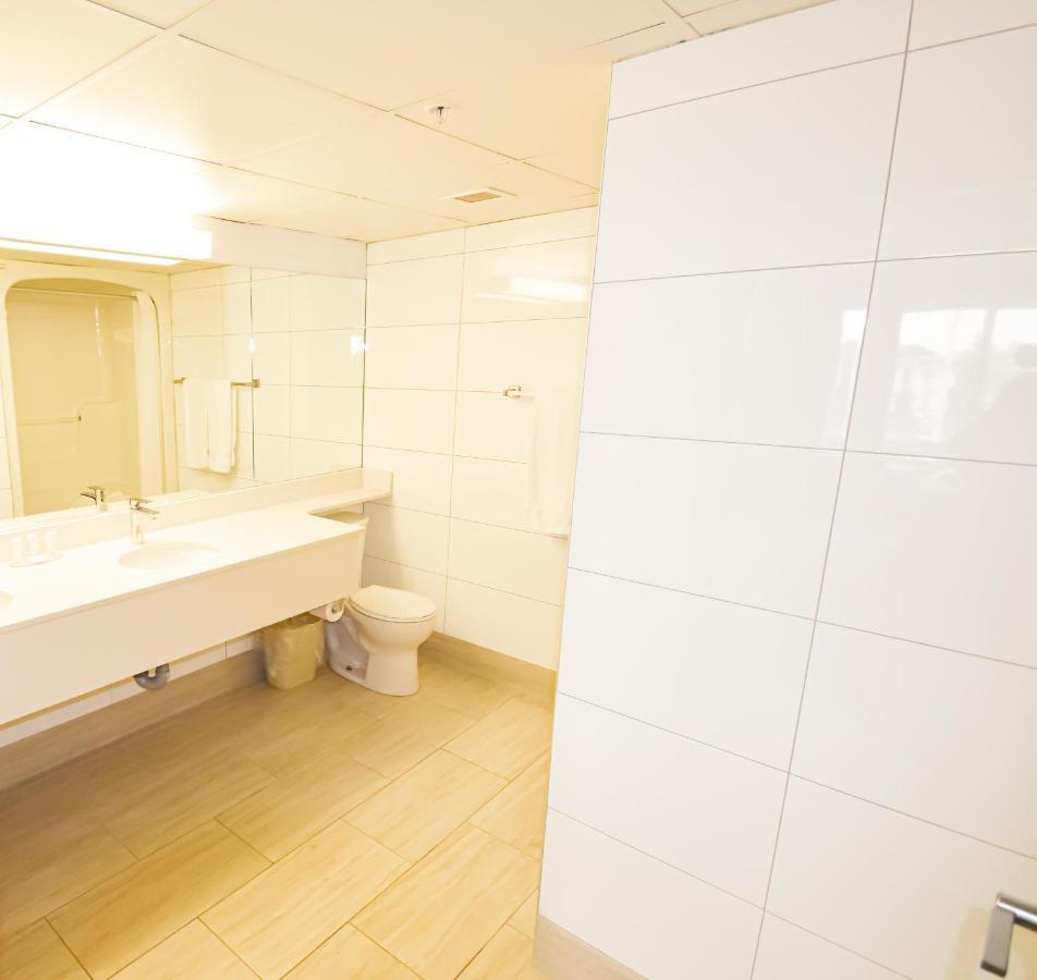 Canad Inns Destination Centre Club Regent Casino Hotel Виннипег Экстерьер фото